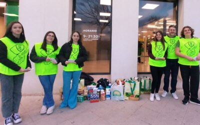 Entrega de alimentos con Cáritas